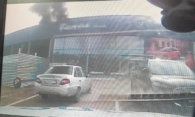 Фото 1. В Орле инспектор ДПС потушил пожар на крыше автосалона