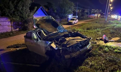 Под Орлом 22-летний водитель на Infiniti протаранил ограждение, светофор и столб