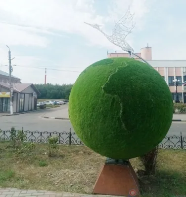 В Колпне установили топиарную фигуру в виде земного шара