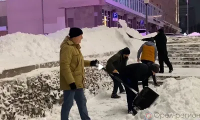 Сотрудники администрации Орла утром вышли на борьбу с последствиями снегопада