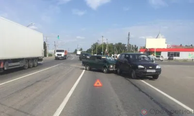 В Ливнах Chevrolet Niva и ВАЗ-2107 не поделили дорогу