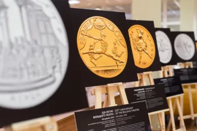 На вокзале в Орле открылась фотовыставка памятных монет «Магия театра»