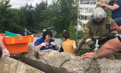 Мценские пожарные спасли провалившегося в щель между плитами 10-летнего ребёнка