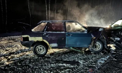 На автодороге Орёл - Брянск - Смоленск лоб в лоб столкнулись две легковушки