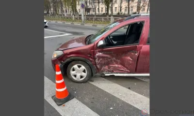 В Орле неустановленный водитель выехал на красный свет и врезался в Renault