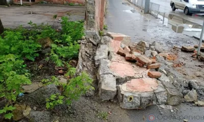 В Орле на 8-летнюю школьницу упал каменный забор