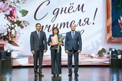 Фото 5. Андрей Клычков и Леонид Музалевский вручили награды орловским педагогам