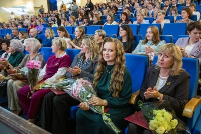 Фото 12. Андрей Клычков и Леонид Музалевский вручили награды орловским педагогам