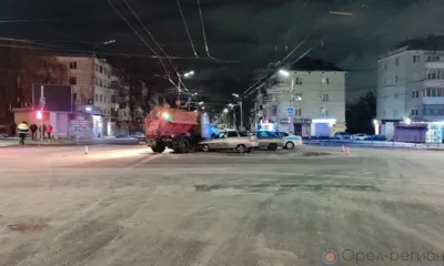 В Орле машина-пескоразбрасыватель не уступила дорогу «десятке»