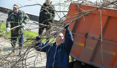 Фото 1. Более ста человек привели в порядок прибрежный склон Оки в центре Орла
