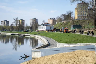 Фото 2. Более ста человек привели в порядок прибрежный склон Оки в центре Орла