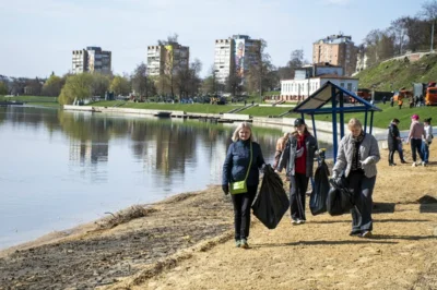 Фото 4. Более ста человек привели в порядок прибрежный склон Оки в центре Орла