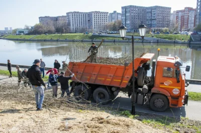 Фото 7. Более ста человек привели в порядок прибрежный склон Оки в центре Орла
