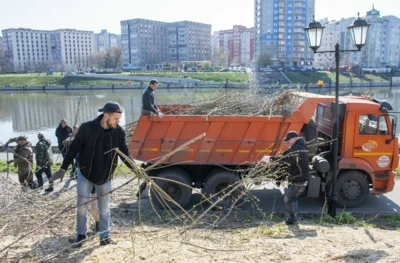 Фото 9. Более ста человек привели в порядок прибрежный склон Оки в центре Орла