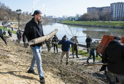 Фото 10. Более ста человек привели в порядок прибрежный склон Оки в центре Орла