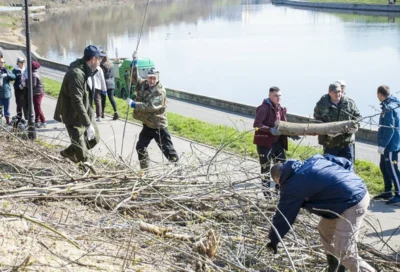 Фото 11. Более ста человек привели в порядок прибрежный склон Оки в центре Орла