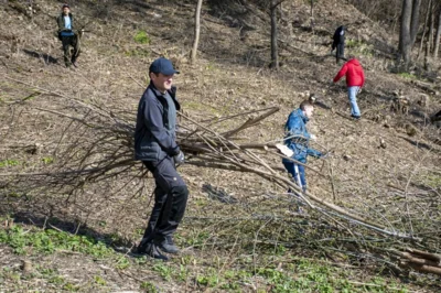 Фото 12. Более ста человек привели в порядок прибрежный склон Оки в центре Орла