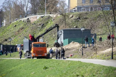 Фото 14. Более ста человек привели в порядок прибрежный склон Оки в центре Орла