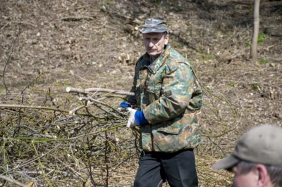 Фото 15. Более ста человек привели в порядок прибрежный склон Оки в центре Орла