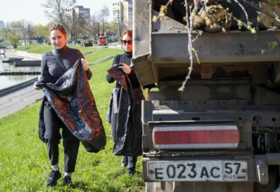 Фото 16. Более ста человек привели в порядок прибрежный склон Оки в центре Орла