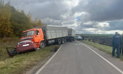 Под Орлом КамАЗ лоб в лоб столкнулся с Chevrolet
