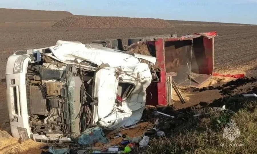 На трассе под Малоархангельском пожарные тушили прицеп грузовика