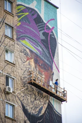 Фото 2. В Орле продолжается работа над созданием муралов