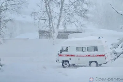 Под Орлом автомобиль скорой помощи провалился в яму