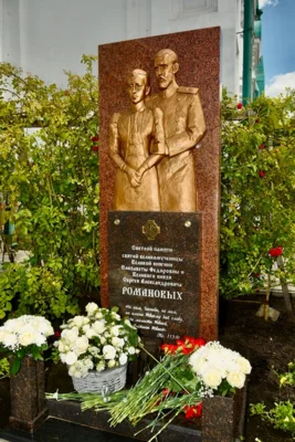 Фото 1. В Орле открыли памятный знак княжеской чете Романовых