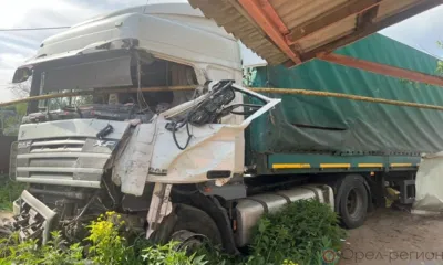 Под Орлом большегруз въехал в забор жилого дома и газопровод