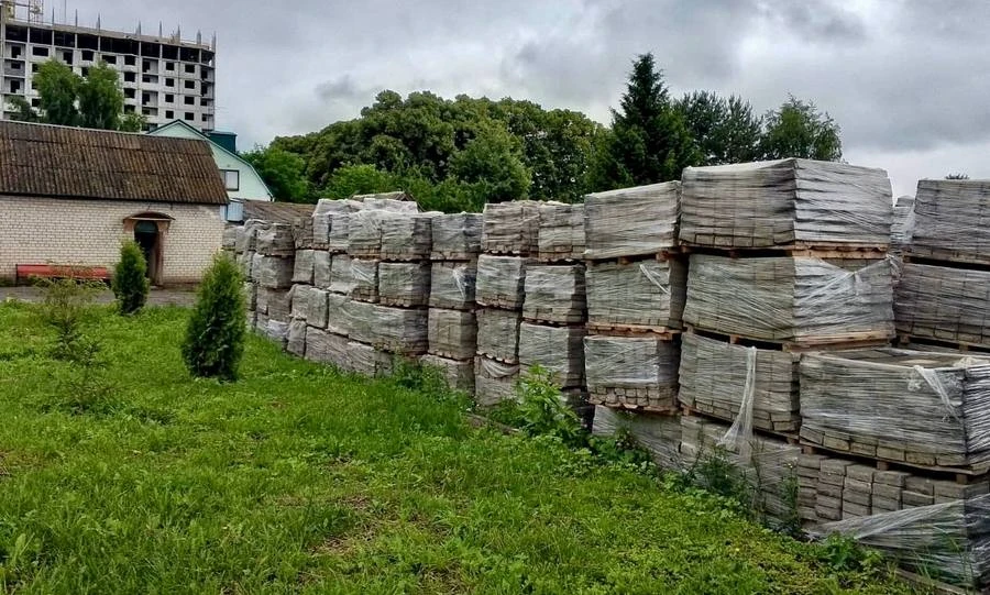 Демонтированную с улиц Орла плитку используют повторно