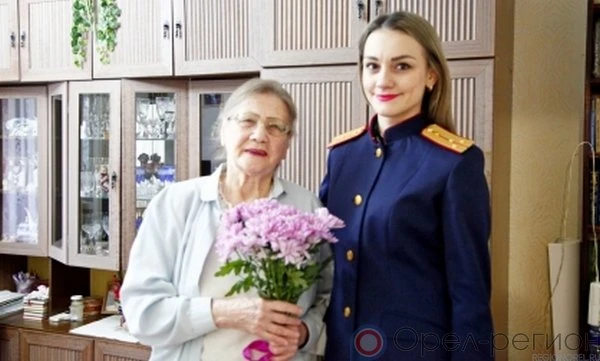 Сотрудники орловского СУ СК РФ навестили жительницу блокадного Ленинграда