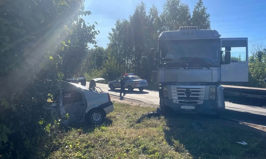Водитель Renault Logan погибла в ДТП с фурой в Верховье