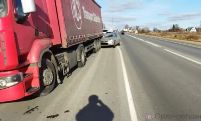 Под Орлом Lada Priora протаранила стоящую на обочине фуру