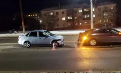 В Орле Lada протаранила едущий впереди Geely