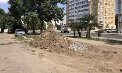 Орловцы пожаловались на оставшуюся после ремонта ул. Горького кучу земли