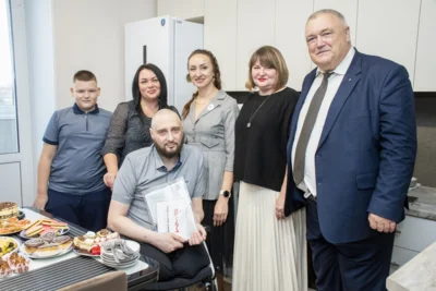 Фото 1. В Орле ветеран СВО получил ключи от нового автомобиля с ручным управлением