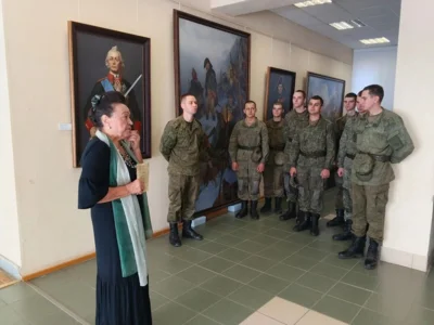 Фото 1. Солдаты-срочники посетили выставку военного художника в Орле