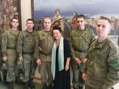 Фото 2. Солдаты-срочники посетили выставку военного художника в Орле