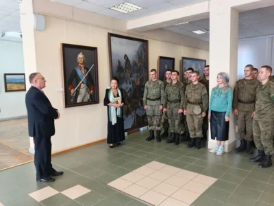 Фото 3. Солдаты-срочники посетили выставку военного художника в Орле