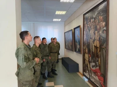 Фото 4. Солдаты-срочники посетили выставку военного художника в Орле