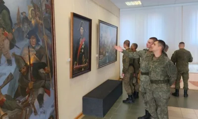 Солдаты-срочники посетили выставку военного художника в Орле