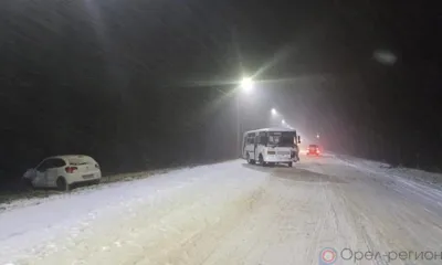 В Мценске ПАЗ и Ситроен не смогли разъехаться на заснеженной дороге