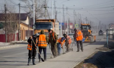 В Орле улицы, мосты и путепроводы продолжают очищать от песка и грязи