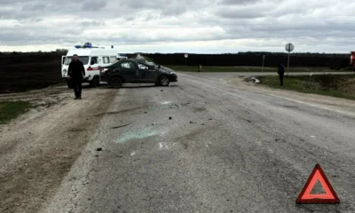 Под Орлом из-за подготовки дороги к ремонту Renault вылетел в кювет и перевернулся