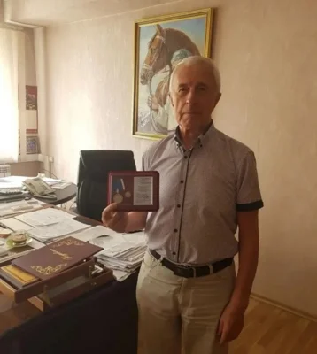 Фото 1. Гендиректор Орловского бумажного комбината Виктор Перелыгин отмечен медалью «За самоотверженность и патриотизм»