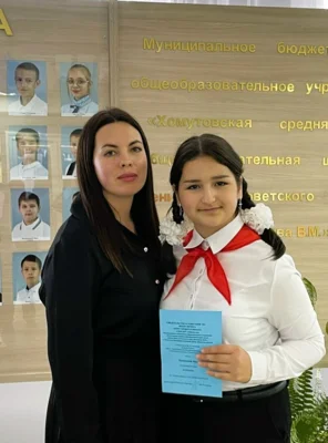 Фото 1. В Хомутовской школе появилась обновленная Доска почета