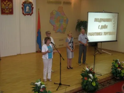 В Тамбове сотрудники Сбербанка поздравили работников торговли