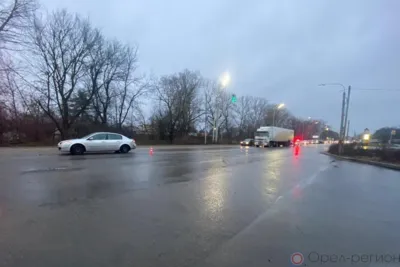 В Орле грузовик протаранил едущий впереди Renault Megane