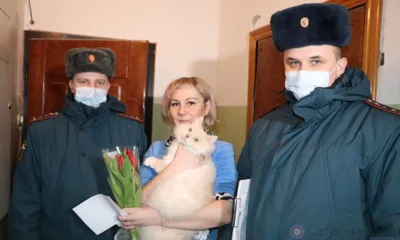 Орловские сотрудники МЧС поздравили женщин с наступающим праздником